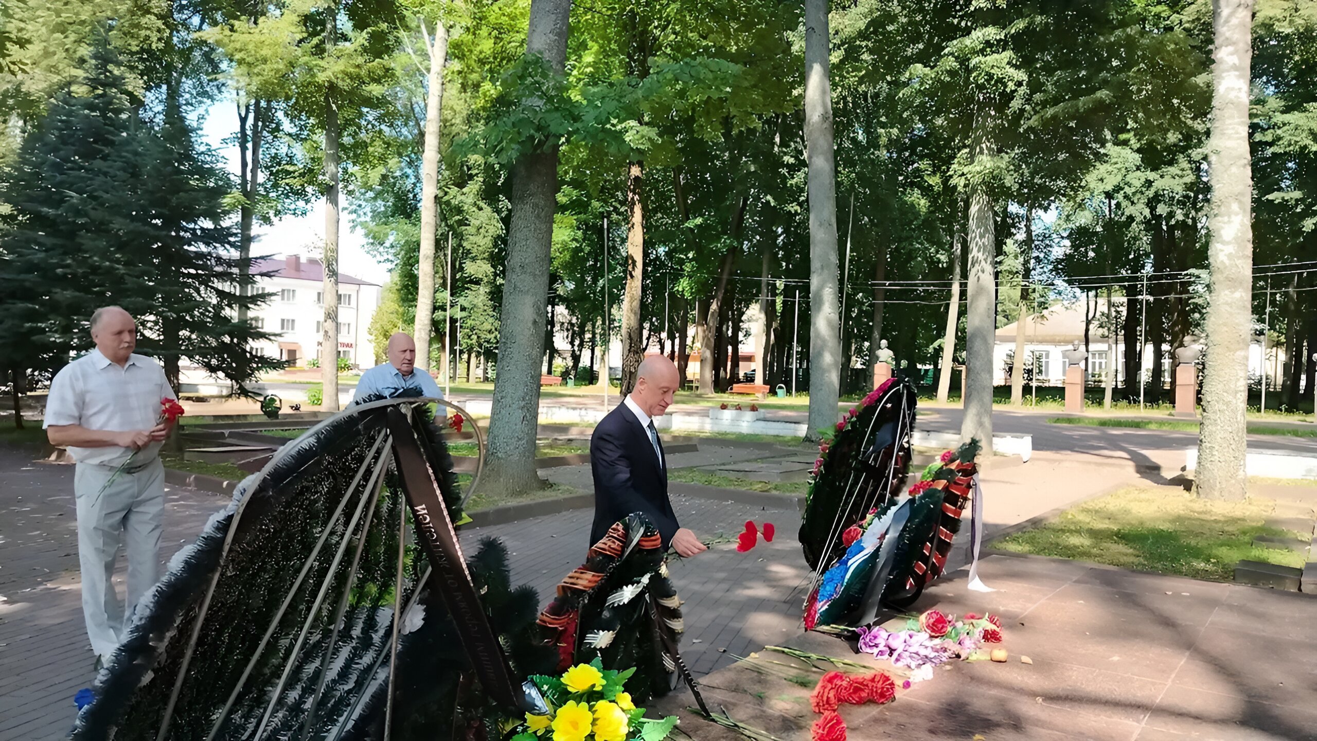«Дань прошлому — это инвестиции в будущее»: Александр Бабаков почтил память Героев в Ельне